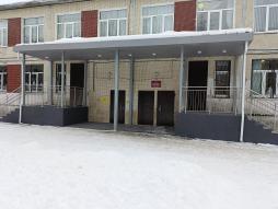 Входная дверь с крыльцами